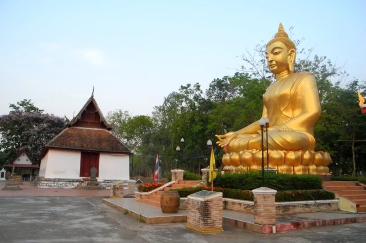Храм Накхон Кхум