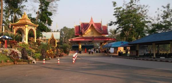 Храм Ват Кхао Суким